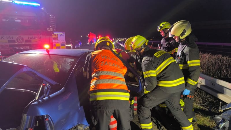 Srážka aut na Hradecku: Nehoda uzavřela dálnici D11, na místě zasahoval vrtulník