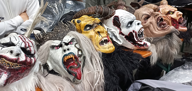 Rohy, kožichy i kontaktní čočky. Navštívili jsme největší sraz krampusáků v Česku
