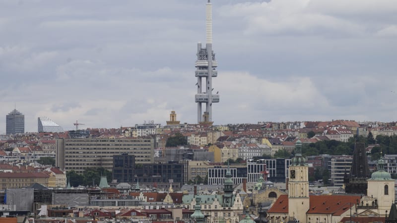 Česko svírá ostrá inverze: Na Žižkovské věži je hezky vidět, co dokáže