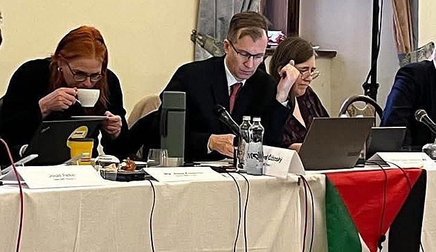 Protestuji proti izraelským zločinům. Čižinský na jednání vyvěsil vlajku Palestiny