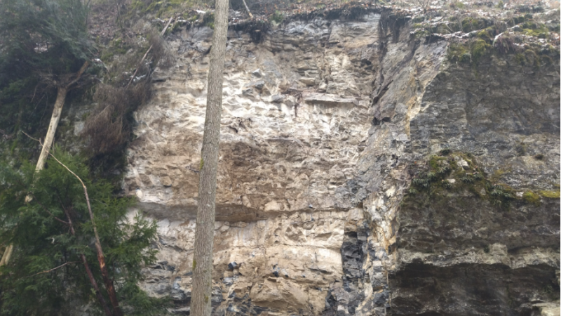 Cestu u Macochy zavalila skála velká jako třípokojový byt. Odlomí se další, varují správci