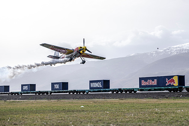 Světové prvenství. Přistál letadlem na střeše vlaku a opět odstartoval