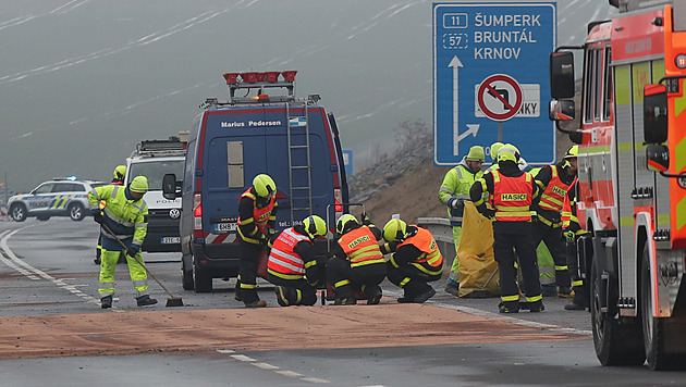 Tři mrtví při střetu v závratné rychlosti, řečí čísel jsou ale silnice bezpečnější