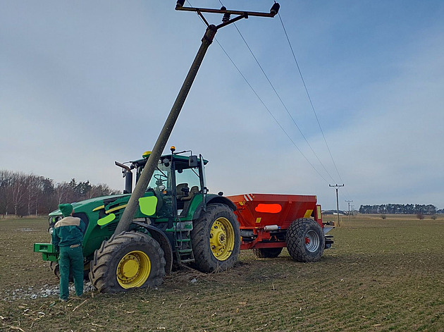 Traktorista na širém poli vrazil do sloupu, od elektřiny odstavil 130 domácností