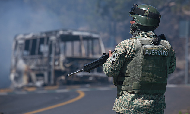 Mexický Batman dusí kartely. Před mistrovstvím světa teče krev proudem