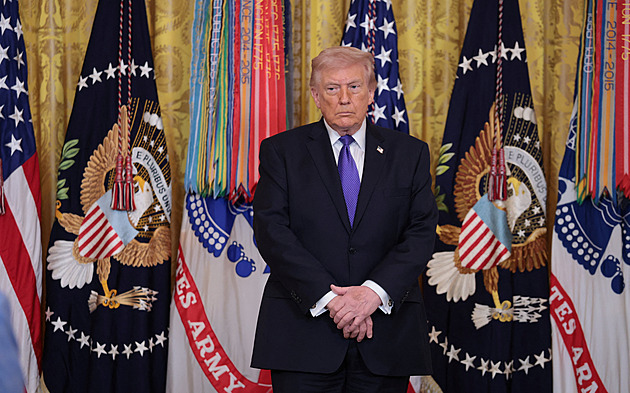 ONLINE: Stovky cílů, zničené bombardéry i lodě. Trump připustil vyslání vojáků