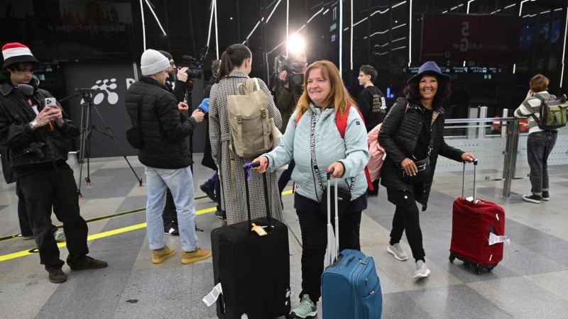 Chaos a špatná komunikace, zuří lidé z repatriačního letu. Češka kritizuje z Dubaje vládu