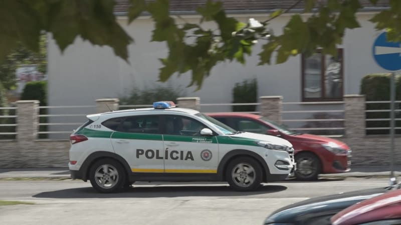 Svlékl se a začal do sebe bodat. Policisté našli muže v Liptově už bez života