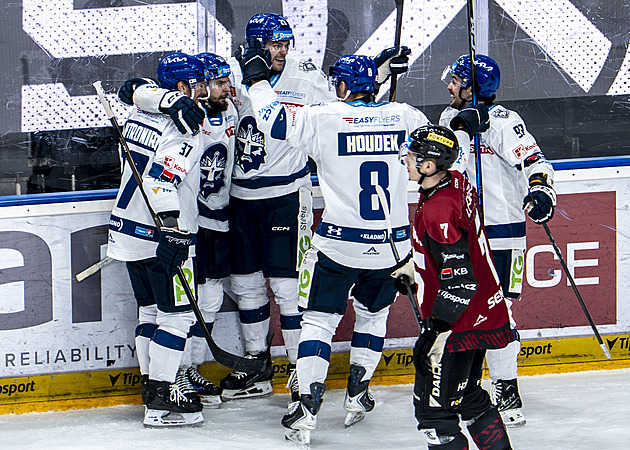 ONLINE: Na úvod předkola slaví Třinec, Vary i Kometa. Na Spartě se prodlužuje