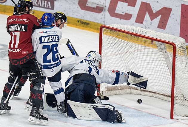 ONLINE: Sparta srovnala s Kladnem, Třinec a Vary mají mečbol. Brno hraje prodloužení