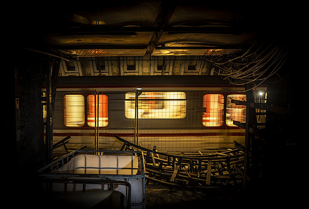 OBRAZEM: Metro Flora jako z post-apo filmu. Ze stanice už jsou pryč eskalátory