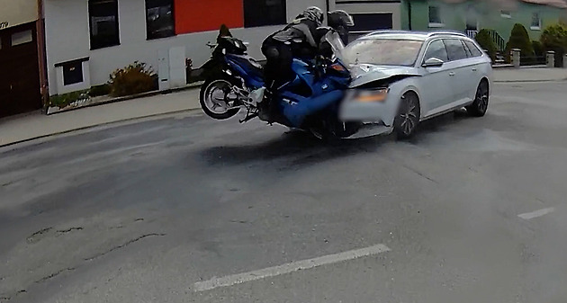Saltem přes kapotu a střechu až na zem. Policie ukázala záběry nehod s motorkáři