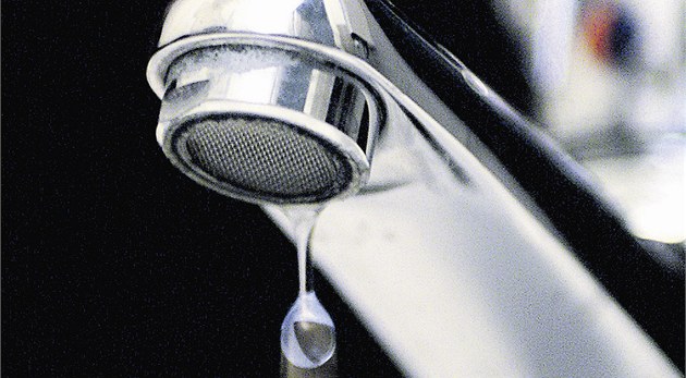 Nebezpečné látky ve vodovodním řadu za Prahou. Lidem přistavili cisterny