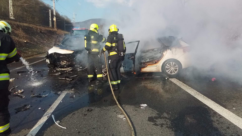 Drtivý náraz, pak sešrotovaná auta začala hořet. K nehodě u Ústí letěl záchranářský vrtulník