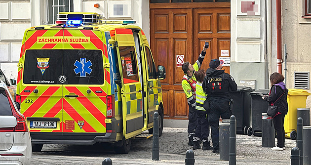 Dívka v pražské škole vypadla z okna, má vážná zranění