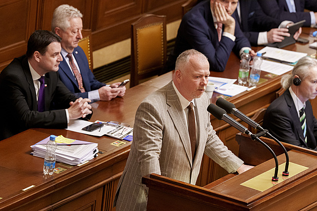 Králíček končí jako vládní zmocněnec. Post nejde skloubit s prací poslance, uvedl