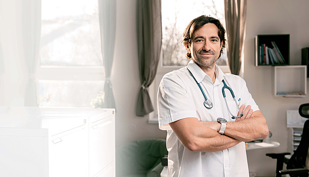 Med na chřipku, kiwi na spaní, čaj z kopřiv. Jak babské rady opravdu fungují, líčí lékař