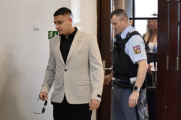 Raper u soudu. Hard Ricovi hrozí za loupež a vydírání několik let vězení, přiznal vinu