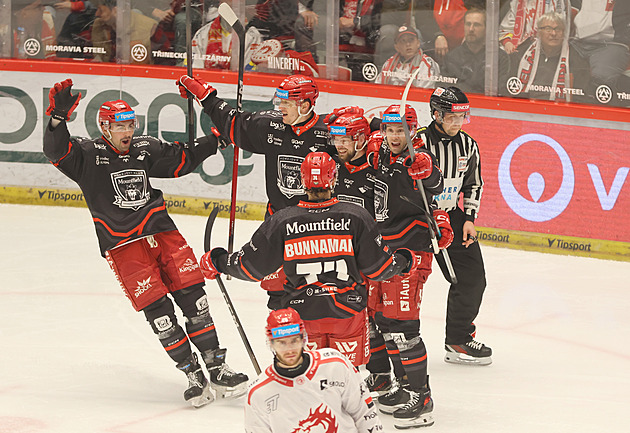 Mečboly se nekonají. Liberec přehrál Vary, Třinec doma nestačil na Hradec