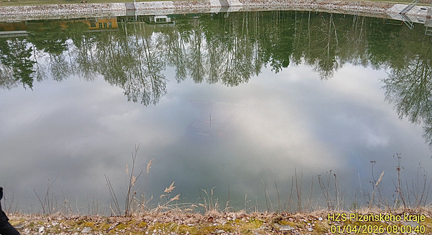 Opilý mladík sjel s autem do koupaliště, vůz zcela zmizel pod hladinou