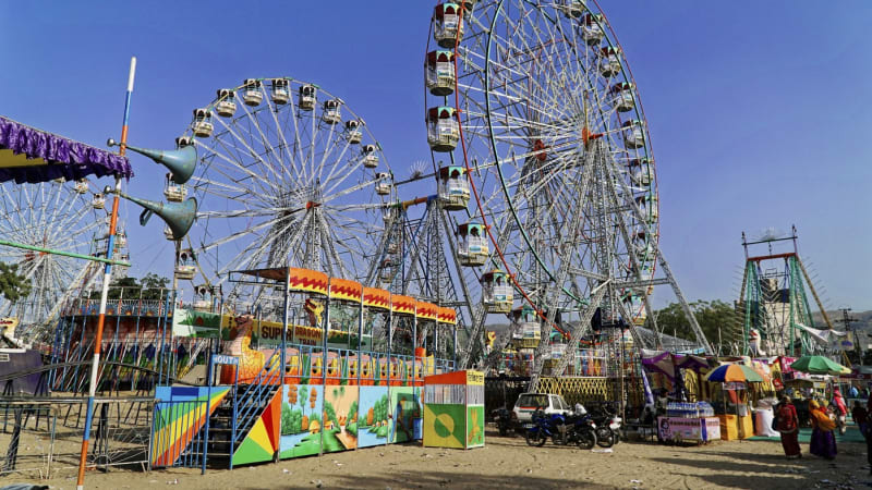 Chvíle plné děsu. V Indii se zřítilo přeplněné ruské kolo, deset lidí se vážně zranilo