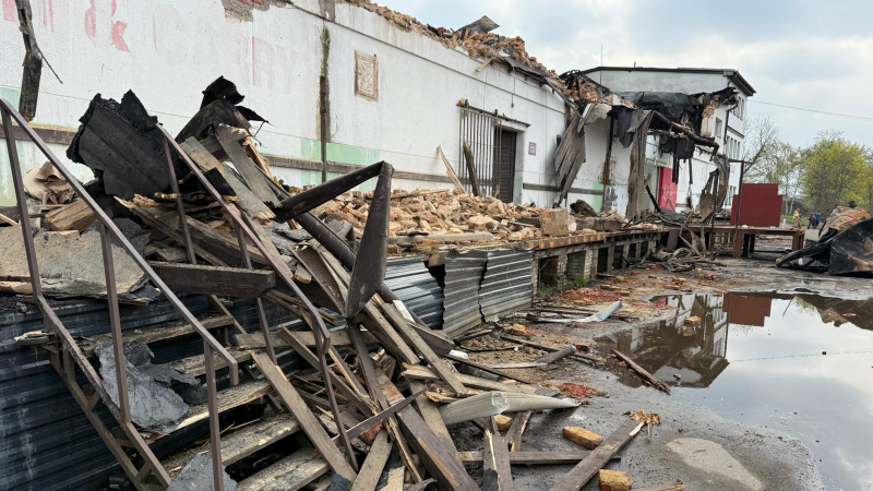 OBRAZEM: Zkáza pražské ubytovny, kde ještě nedávno žili lidé. Ničivý požár ji proměnil v trosky