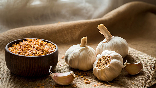 Smrdí vám po něm z pusy, přitom je to skutečný superlék a přírodní antibiotikum