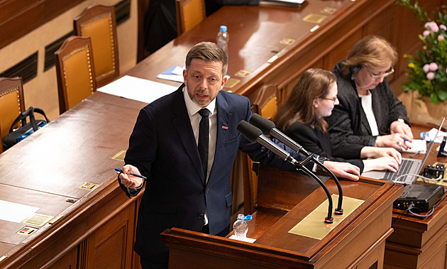 Lex vyhazov. Snažíte se dostat na vodítko státní správu, vytkl vládě Rakušan