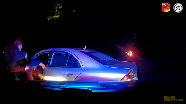 Opilý šofér se zběsile řítil městem, snažil se ujet přes pole. Hlídka střílela