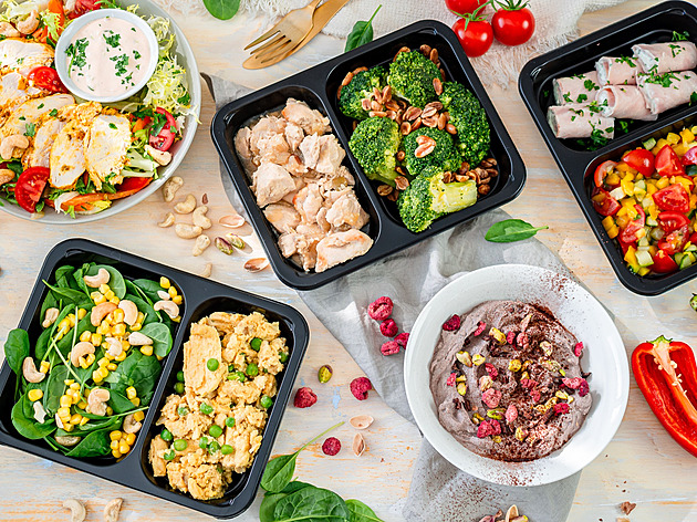 Přestaňte utrácet za jídlo v restauracích a vsaďte na krabičky. Ušetříte přes 50 tisíc ročně