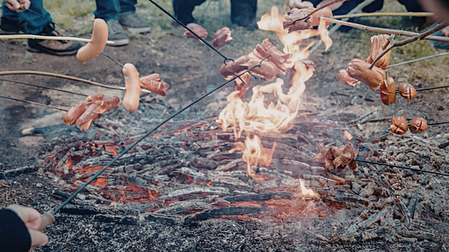 Jak správně nařezat špekáček na oheň? Tuto chybu dělá většina lidí, vy už ji neopakujte
