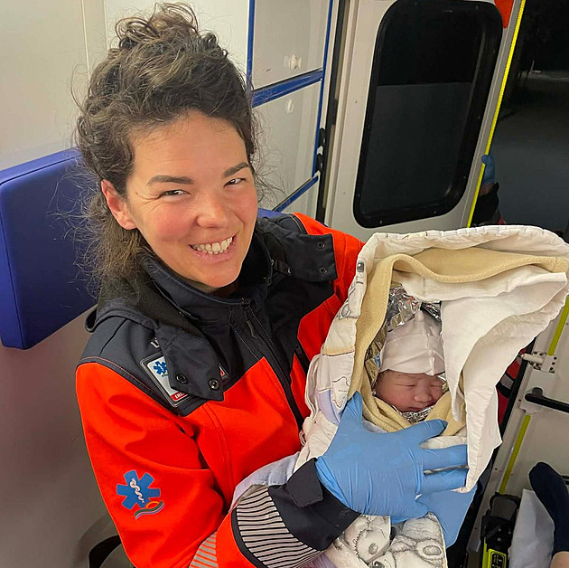 Sanitka spěchala s maminkou k porodu, holčička se ale narodila už cestou