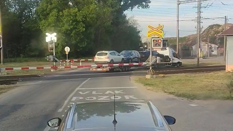 Centimetry od tragédie: Vlak v Hruškách jen těsně minul náklaďák mezi závorami, ukazuje video