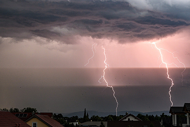Meteorologové ukázali, kde udeří bouřky. A vysvětlili, proč nevydali výstrahu