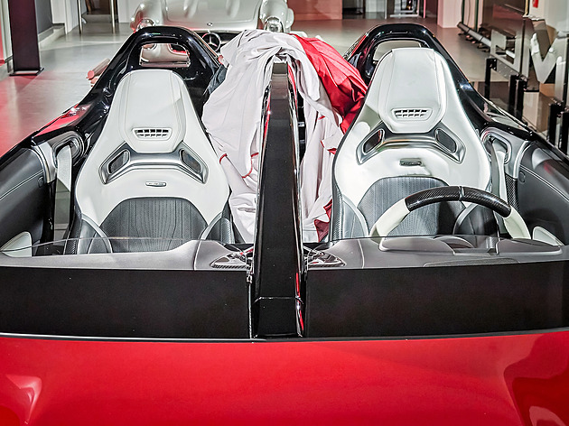 Ochočená formule je v Česku. Sledovali jsme instalaci hvězd v salonu Mercedesu