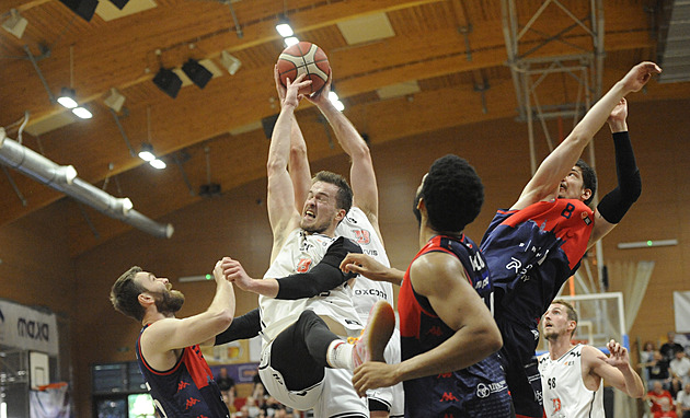 Prokletí domácích palubovek prolomeno. V pátém duelu Pardubice zdolaly Brno