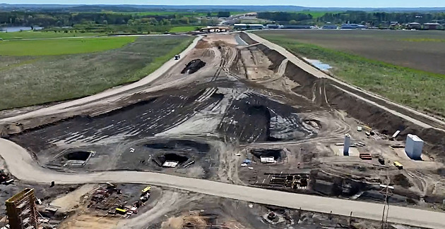 VIDEO: Průlet nad stavbou Pražského okruhu. Tudy pojede až 80 tisíc aut denně