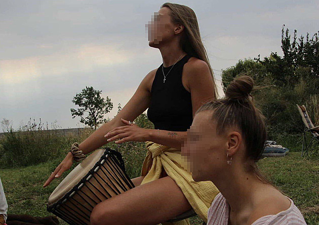 Strach z léků i konce světa, popisují ženy vliv influencerky. Ta nařčení odmítá