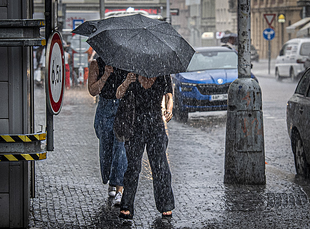 V devíti krajích hrozí v noci silné bouřky, varují meteorologové. Přijdou i kroupy