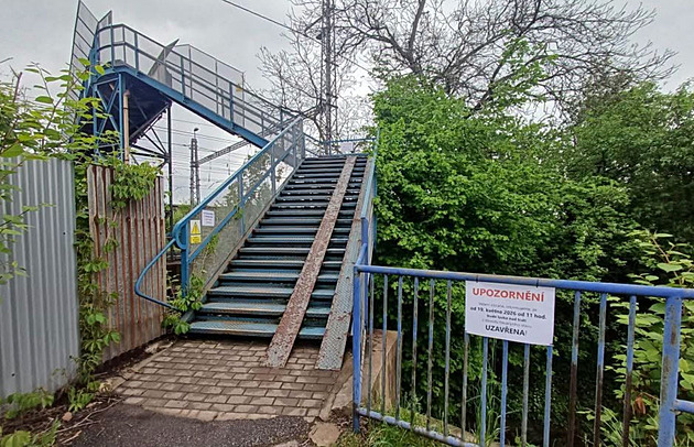 Lávka nad tratí musí k zemi, hrozí její pád na koleje. Lidé ujdou navíc kilometry